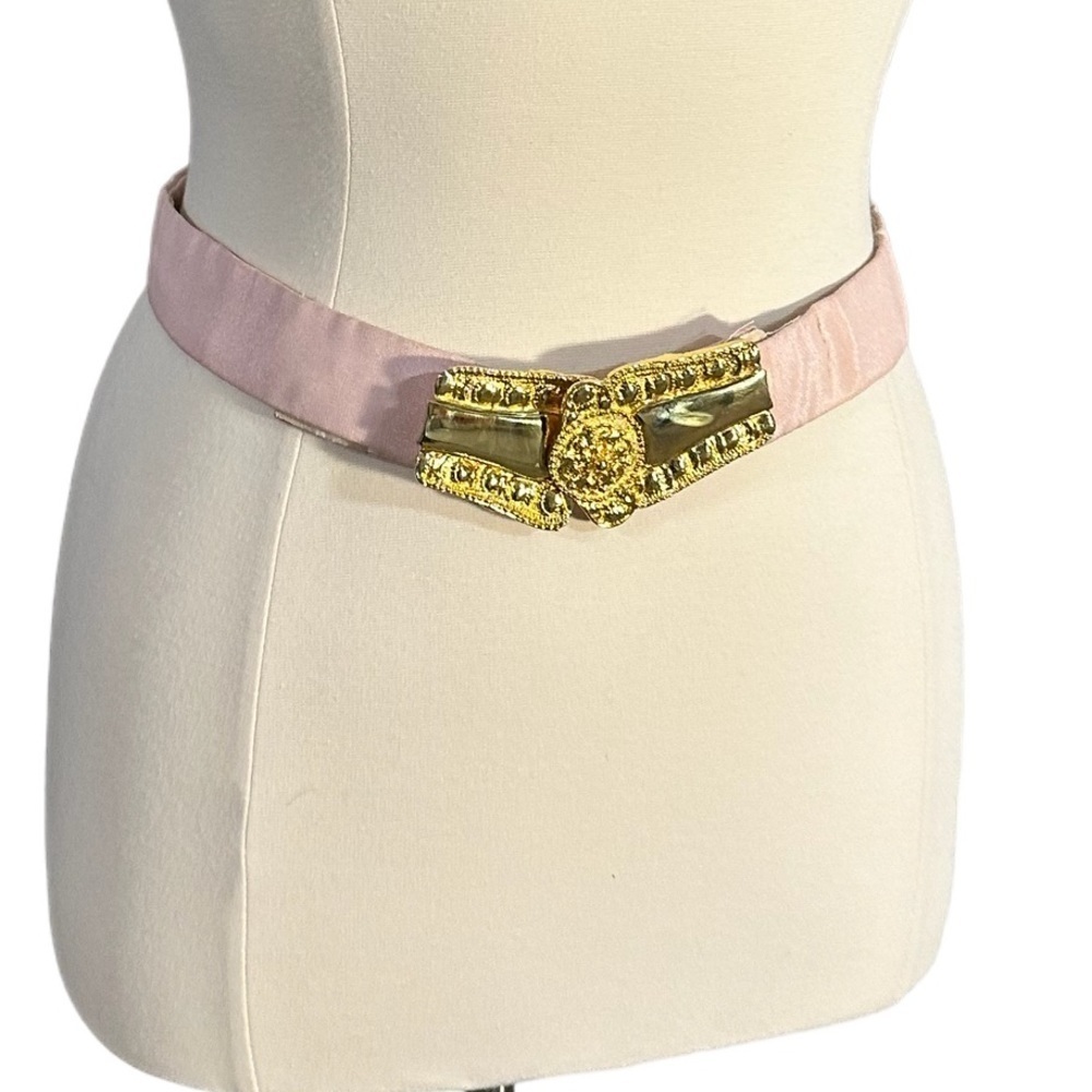Super cute vintage Tara golden Baroque Belt Buckle